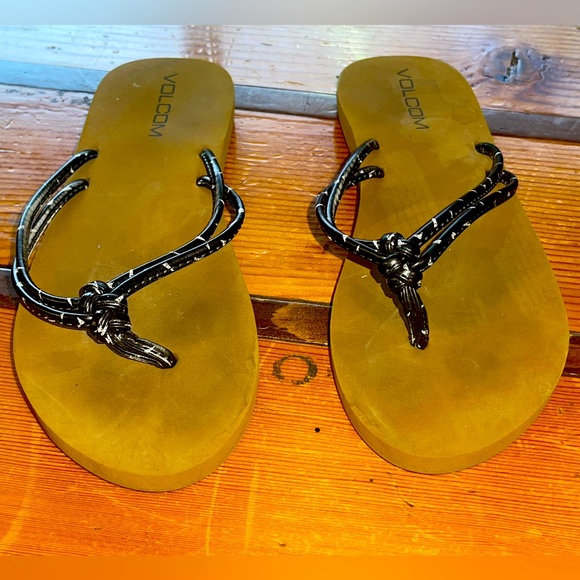 Volcom Forever and Ever Sandals with sizing for big girl (size 3.5) - Picture 1 of 4
